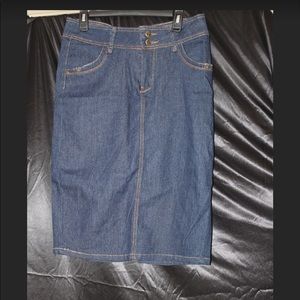 Size 12 skirt w/ slit in back